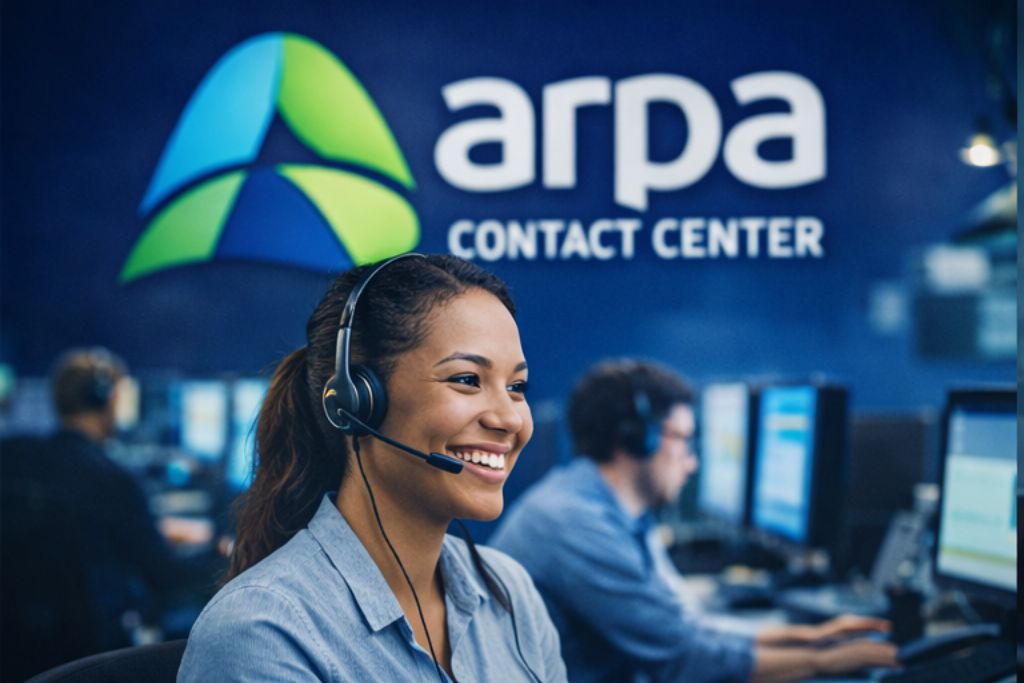 Profissionais do contact center com headsets em operação